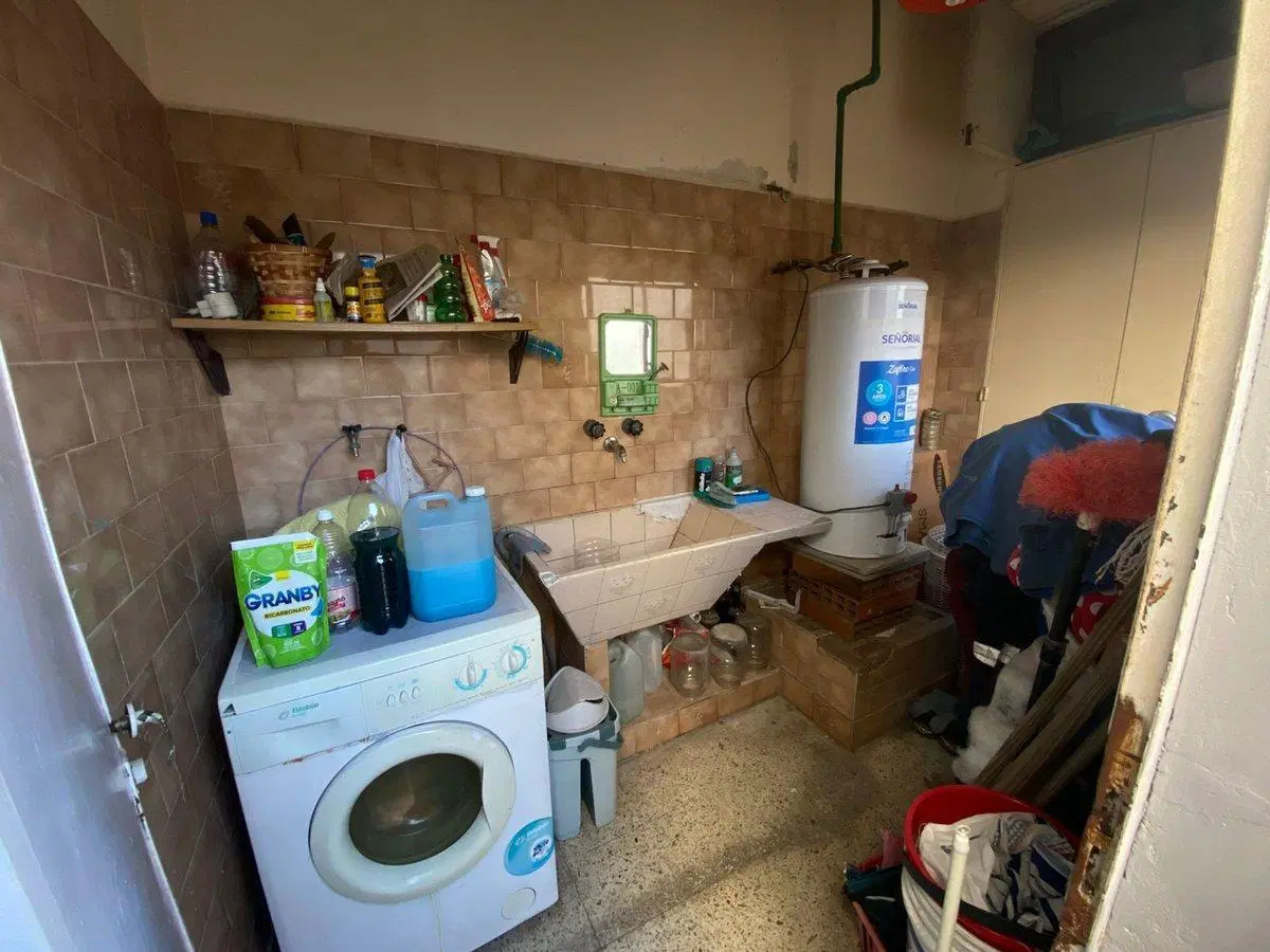 VENTA CASA  4 AMB CON PARQUE Y GARAGE EN BERNAL 5