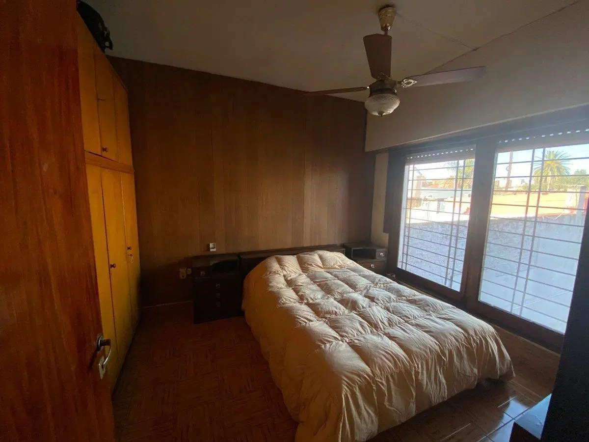 VENTA CASA  4 AMB CON PARQUE Y GARAGE EN BERNAL 5