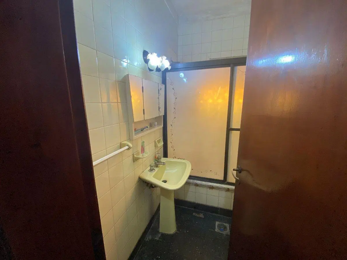VENTA CASA  4 AMB CON PARQUE Y GARAGE EN BERNAL 4