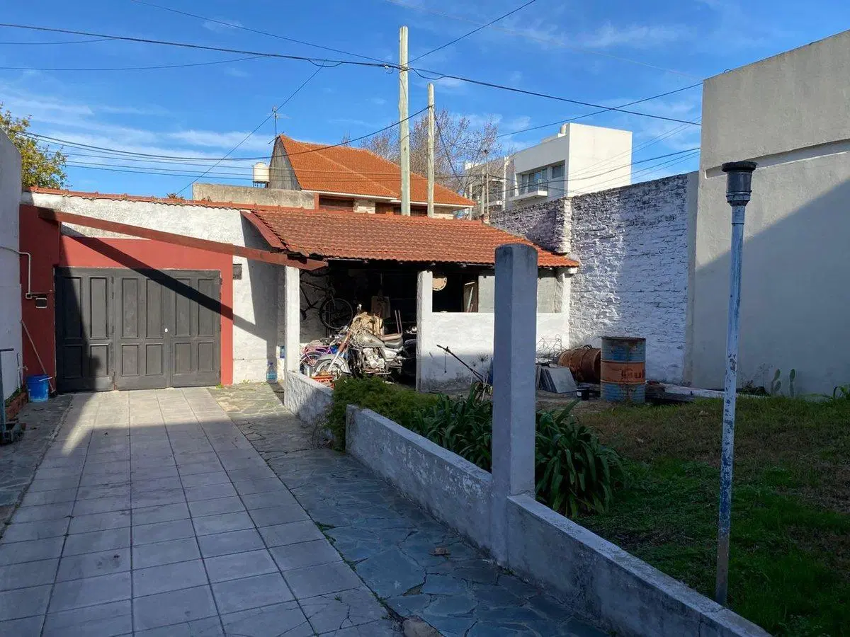 VENTA CASA  4 AMB CON PARQUE Y GARAGE EN BERNAL 3