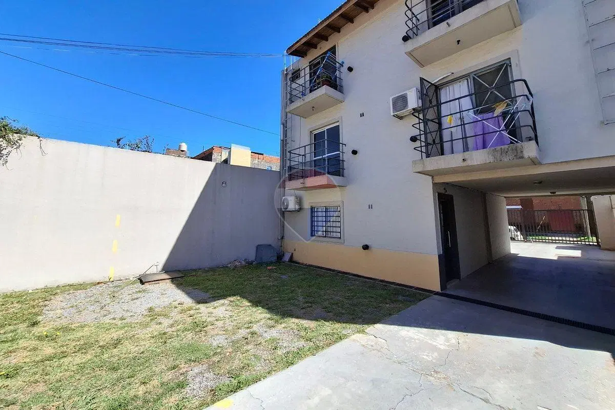 VENTA SEMIPISO 2 AMBIENTES CON COCHERA QUILMES 5