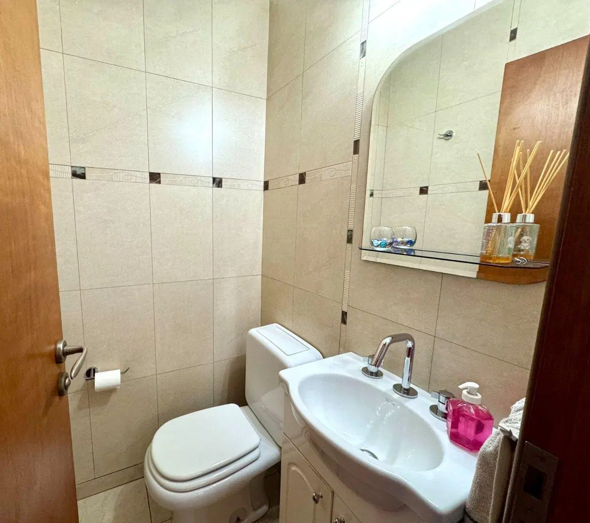 VENTA CASA 4 AMBIENTES , JARDIN Y GARAGE BERNAL 2