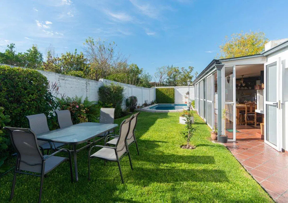 VENTA CASAS 3 AMB./QUINCHO/PISCINA/COCHERA QUILMES 2