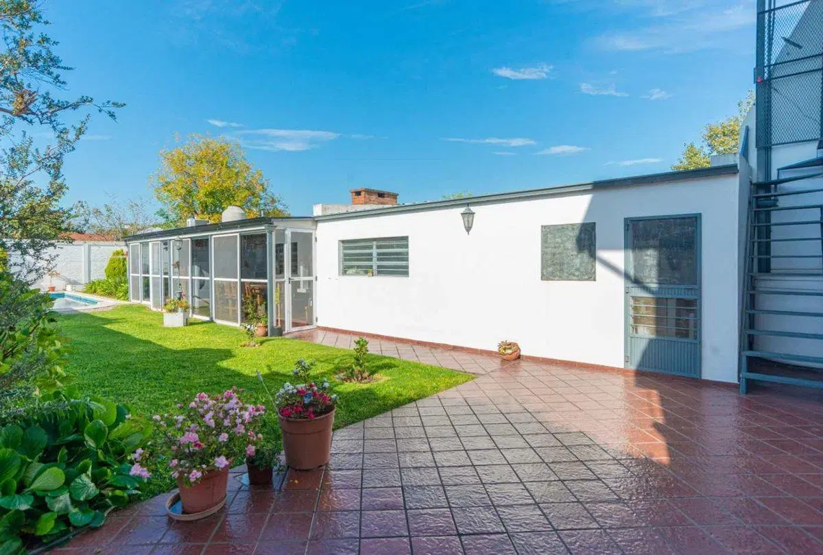 VENTA CASAS 3 AMB./QUINCHO/PISCINA/COCHERA QUILMES 3