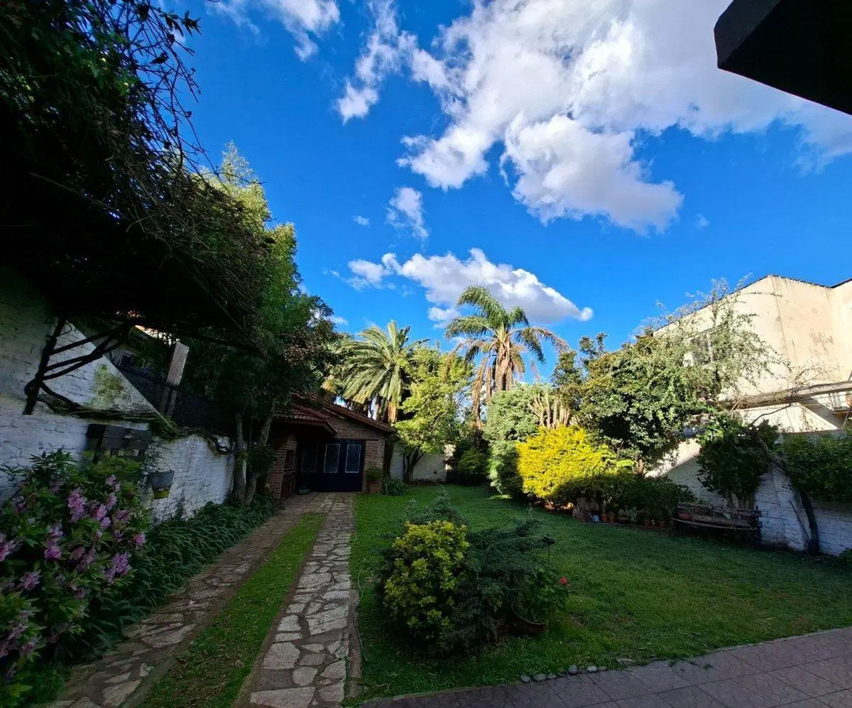 VENTA CASA 4 AMB CON COCHERA Y PARQUE, QUILMES O. 3