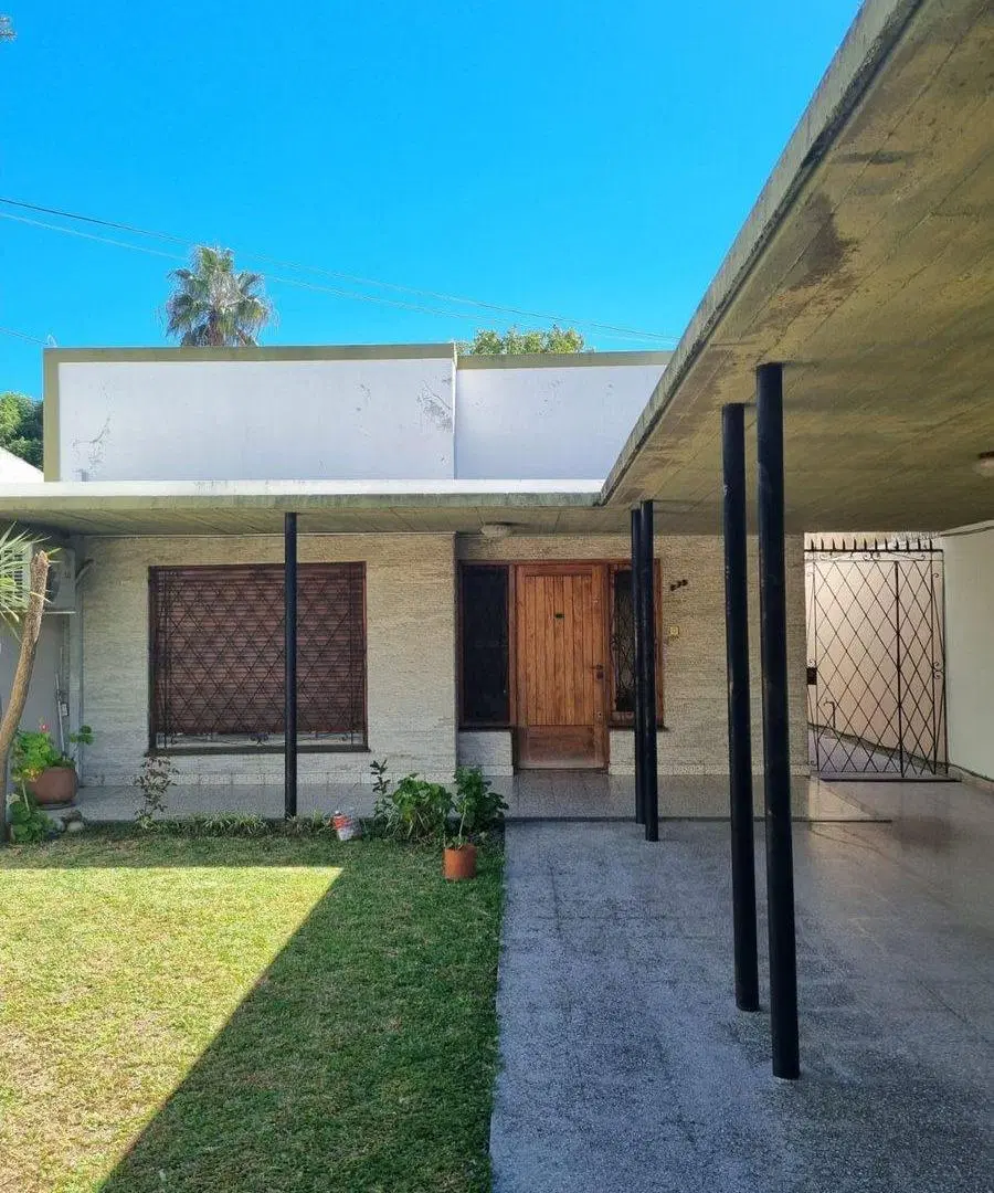 VENTA CASA DE 4 AMB CON PATIO Y COCHERA APTA CRED. 2