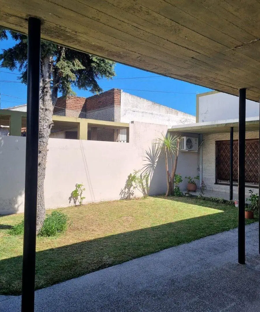 VENTA CASA DE 4 AMB CON PATIO Y COCHERA APTA CRED. 3