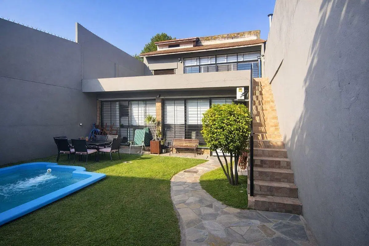 VENTA CASA 6 AMBIENTES JARDIN COCHERA  QUILMES 2