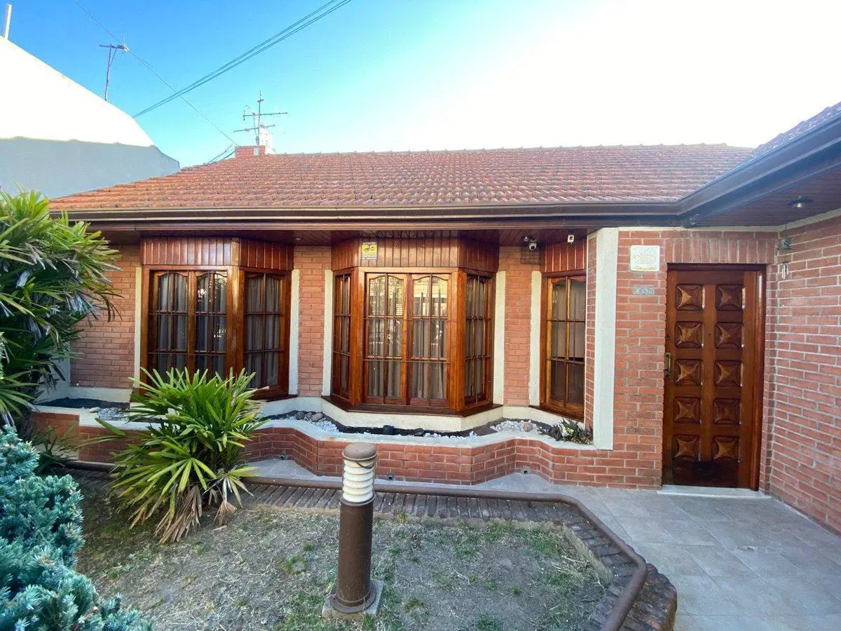 VENTA CASA 4 AMBIENTES COCHERA Y JARDIN QUILMES 2