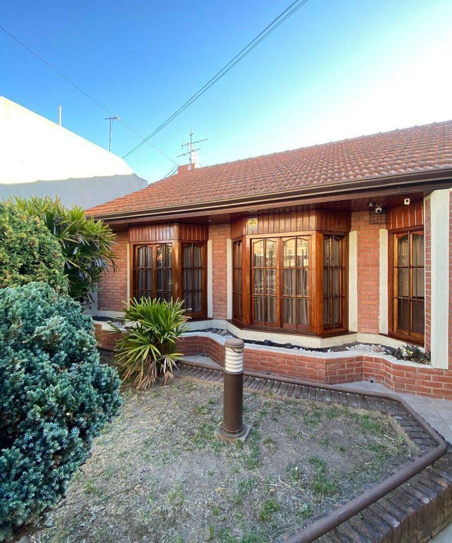 VENTA CASA 4 AMBIENTES COCHERA Y JARDIN QUILMES