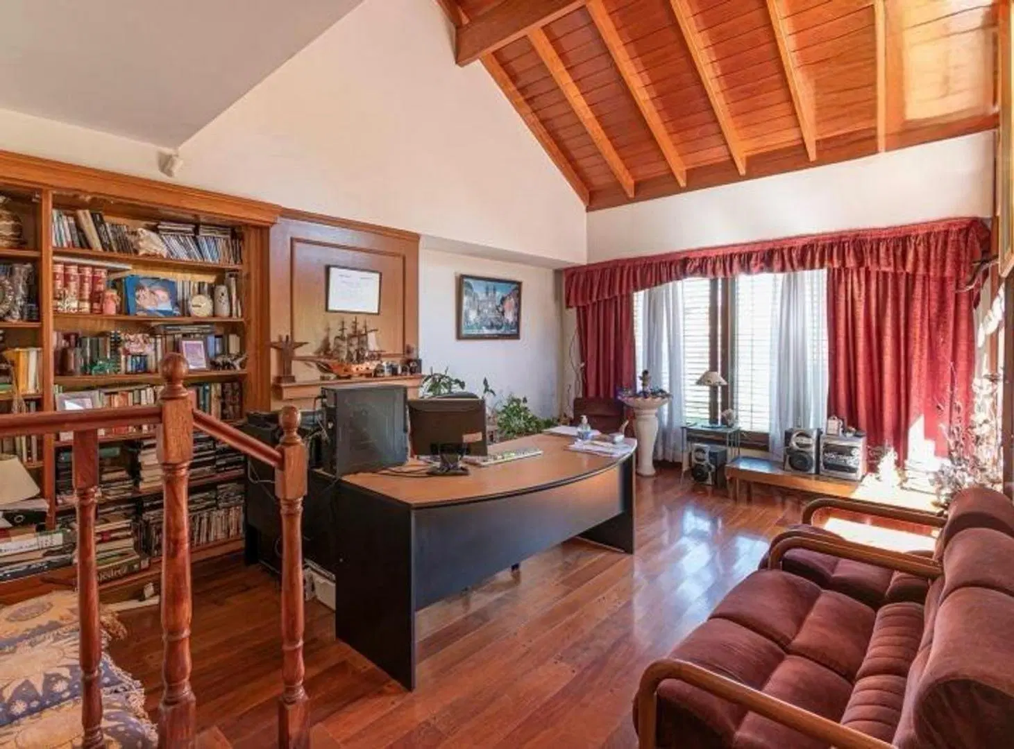 Venta casa 5 ambientes con cochera doble en Bernal 2
