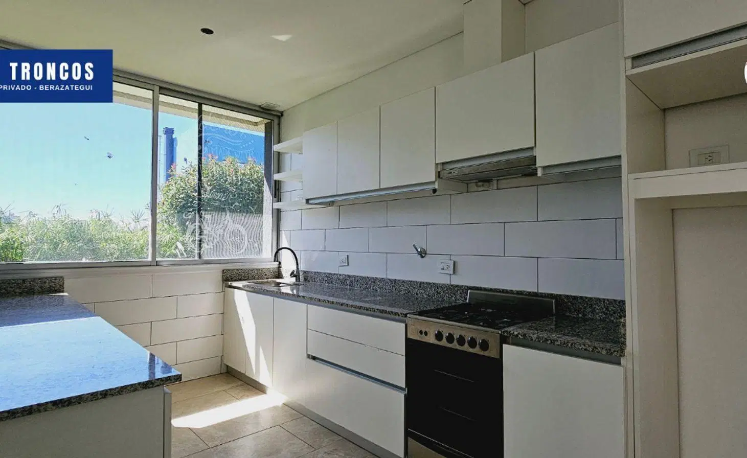 Casa 4 ambientes Venta Los Troncos 2