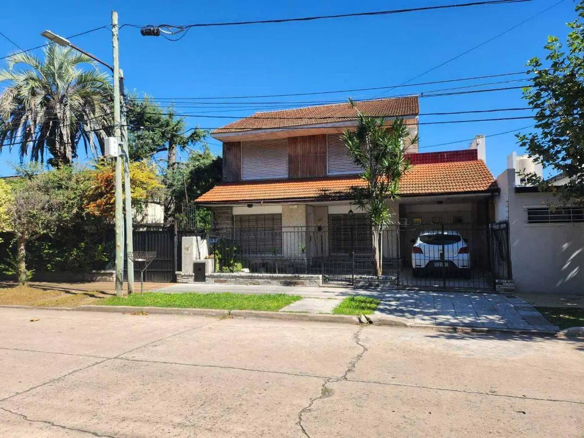 VENTA CASA 5 AMBIENTES PATIO COCHERA BERNAL 3
