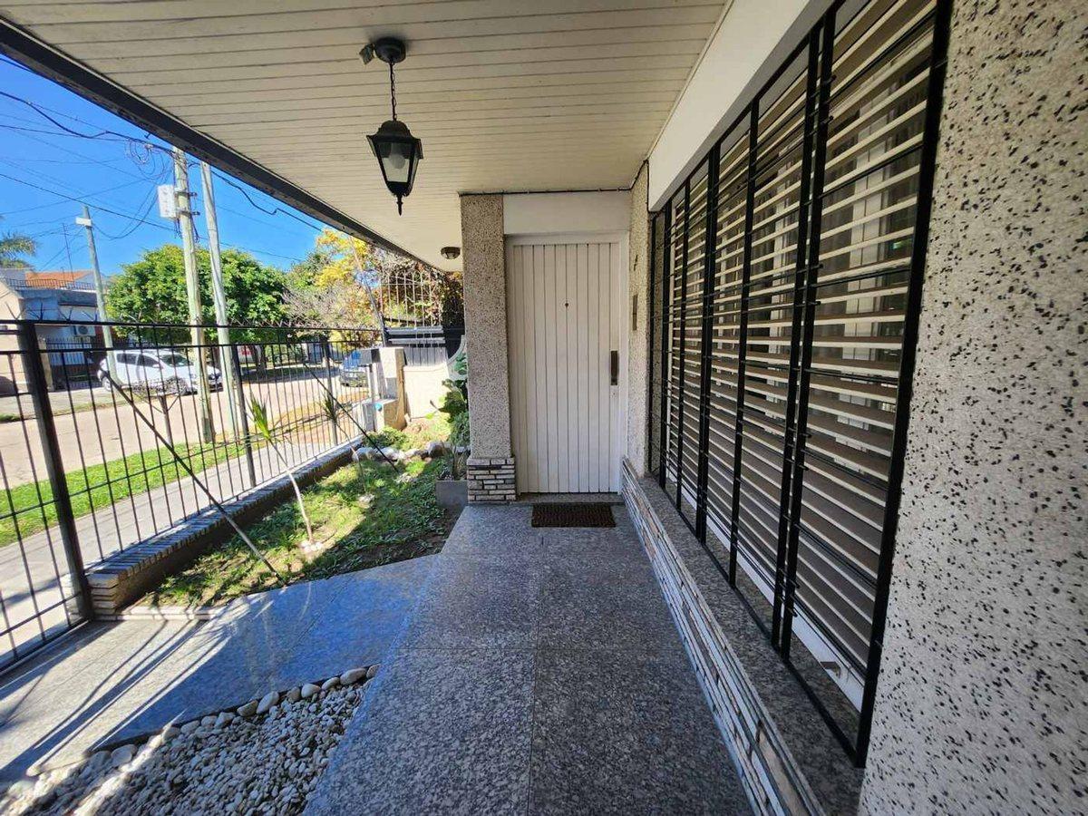 Foto de VENTA CASA 5 AMBIENTES PATIO COCHERA BERNAL, imagen 4