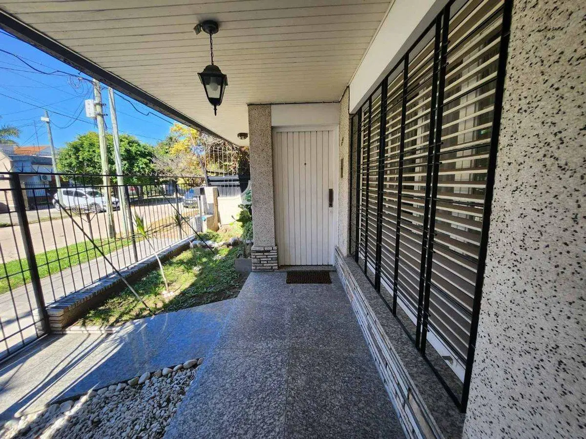 VENTA CASA 5 AMBIENTES PATIO COCHERA BERNAL 4
