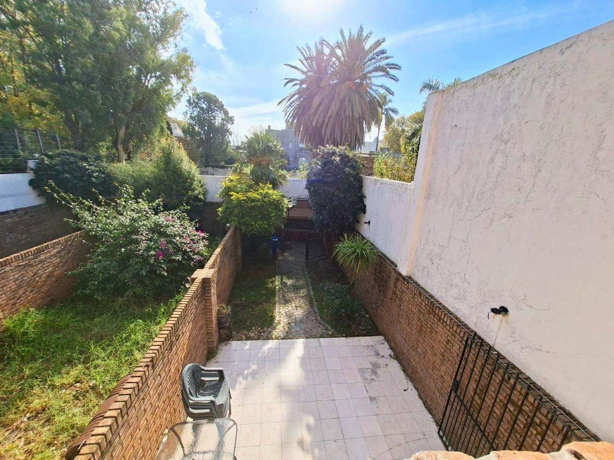 Foto de VENTA CASA TRIPLEX 4 AMB C/ COCHERA Y PATIO BERNAL, imagen 2