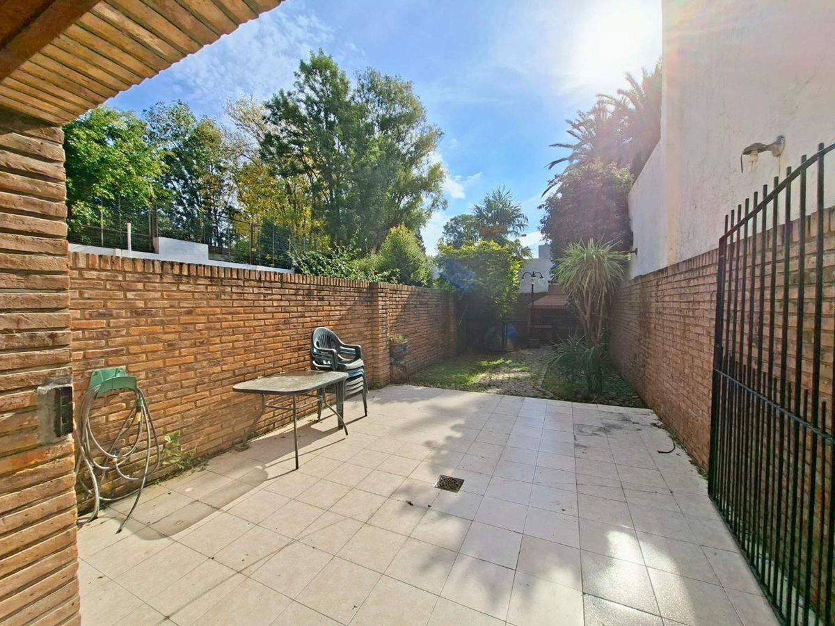Foto de VENTA CASA TRIPLEX 4 AMB C/ COCHERA Y PATIO BERNAL, imagen 1