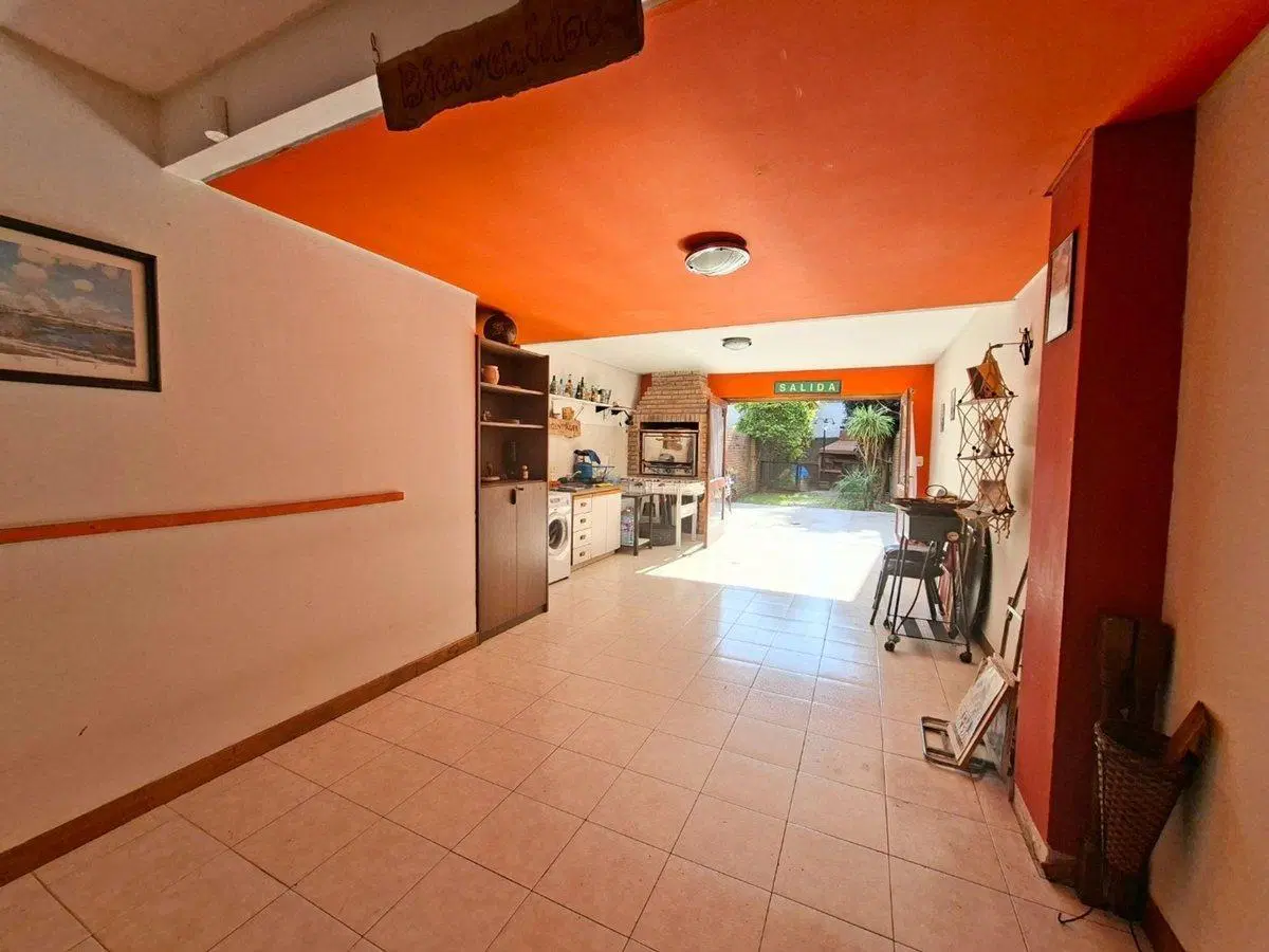 VENTA CASA TRIPLEX 4 AMB C/ COCHERA Y PATIO BERNAL 5