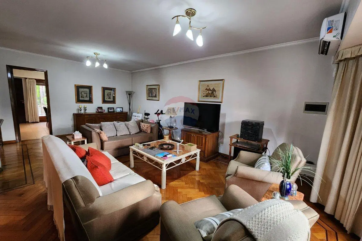 Venta Casa 6 ambientes c/ Parque en Bernal Centro 5