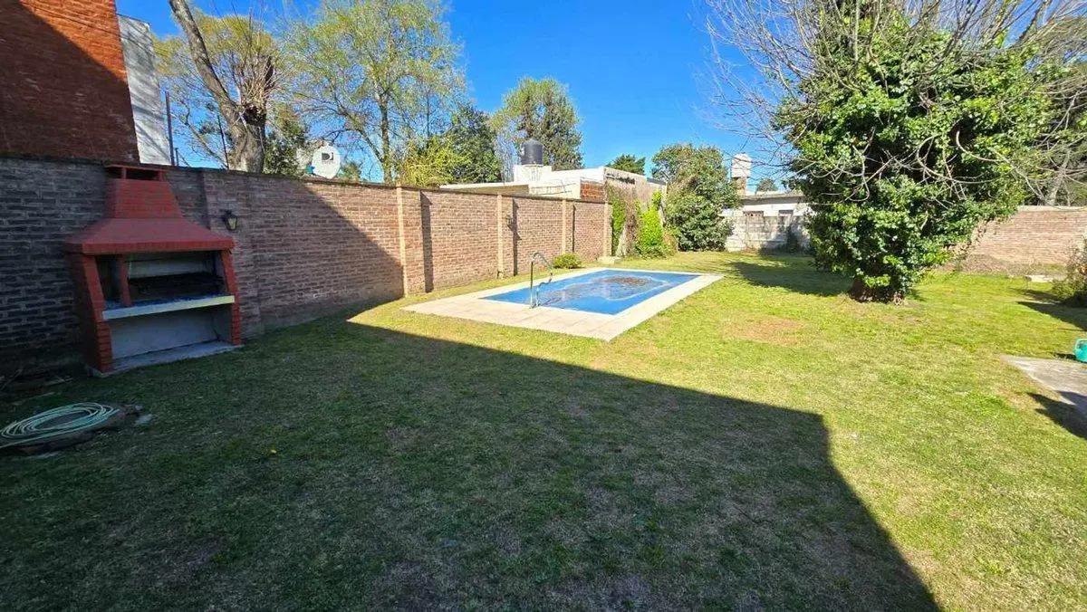 VENTA CASA 4 AMB CON COCHERA, JARDIN Y PILETA 4