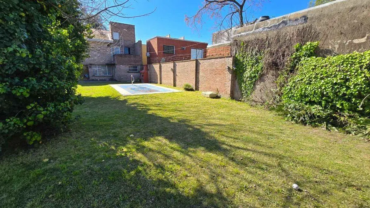 VENTA CASA 4 AMB CON COCHERA, JARDIN Y PILETA 2