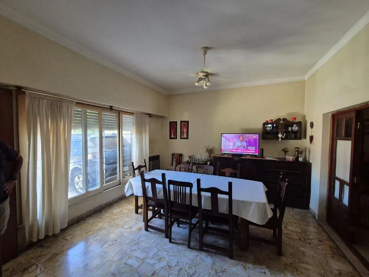 CASA 4 AMBIENTES CON COCHERA EN BERNAL EN VENTA 2