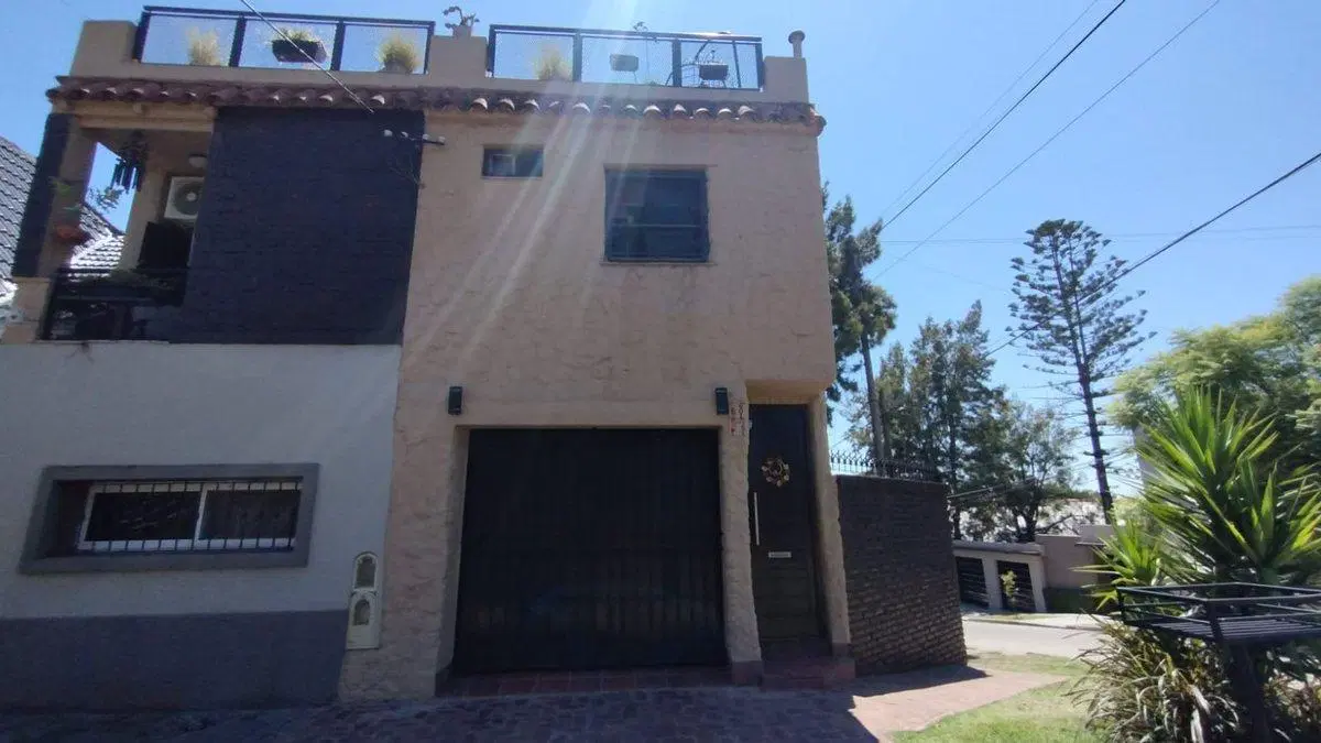 Venta casa 3 ambientes cochera B° Parque Bernal 5