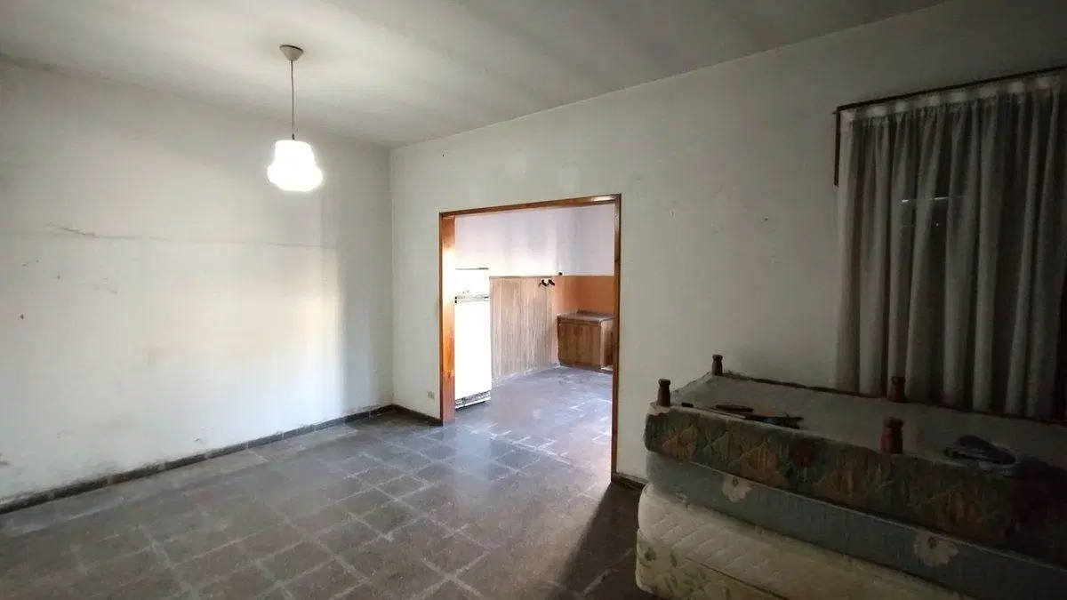 Venta casa 4 ambientes con cochera doble en Bernal 2