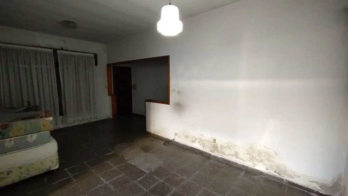 Venta casa 4 ambientes con cochera doble en Bernal 5