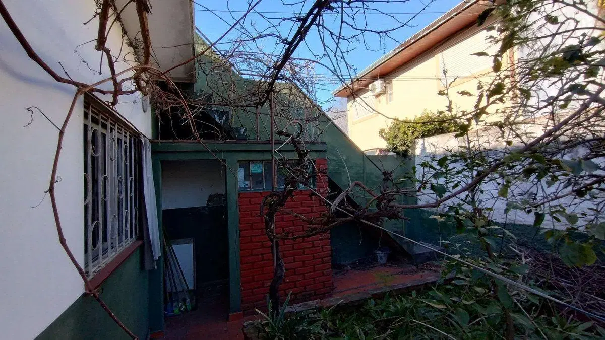Venta casa 4 ambientes con cochera doble en Bernal 4