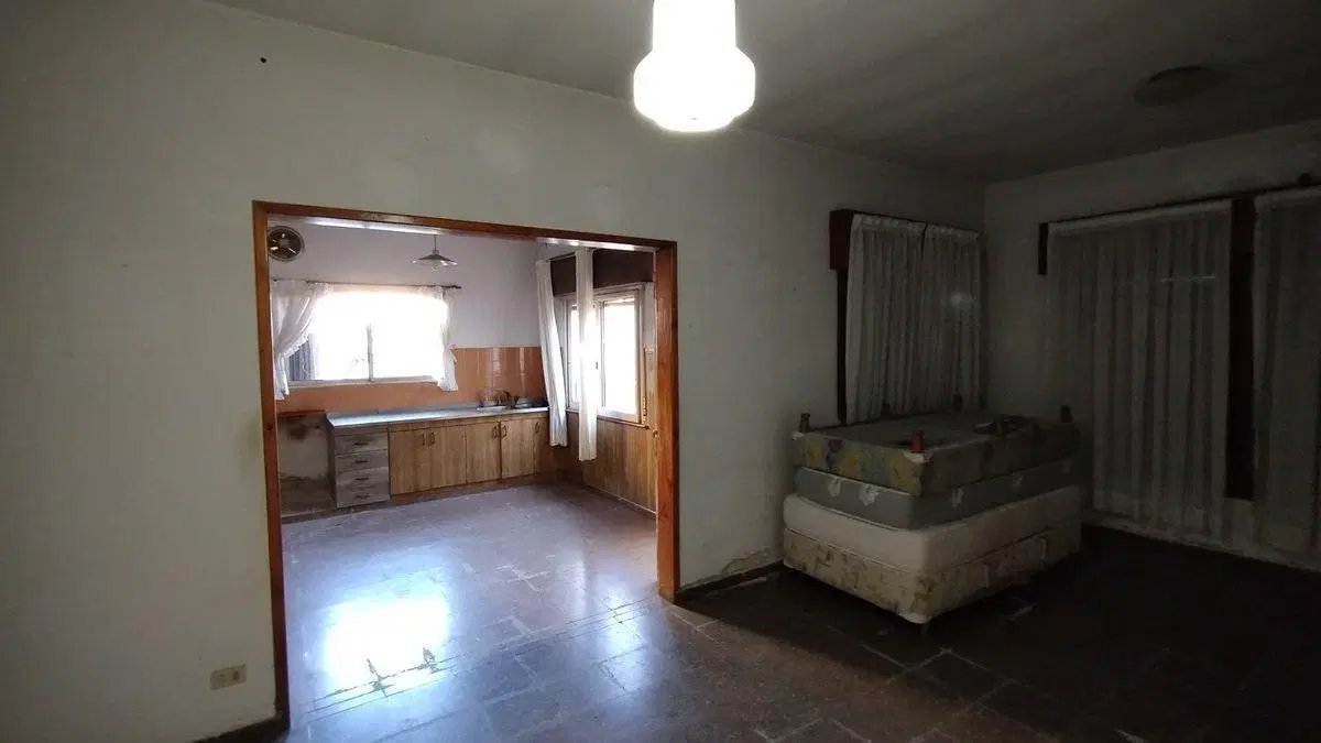 Venta casa 4 ambientes con cochera doble en Bernal 8