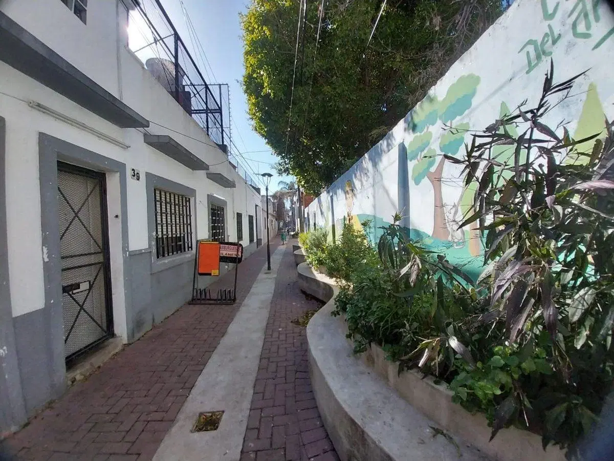 VENTA CASA 4 AMBIENTES CON PATIO SARANDI 5