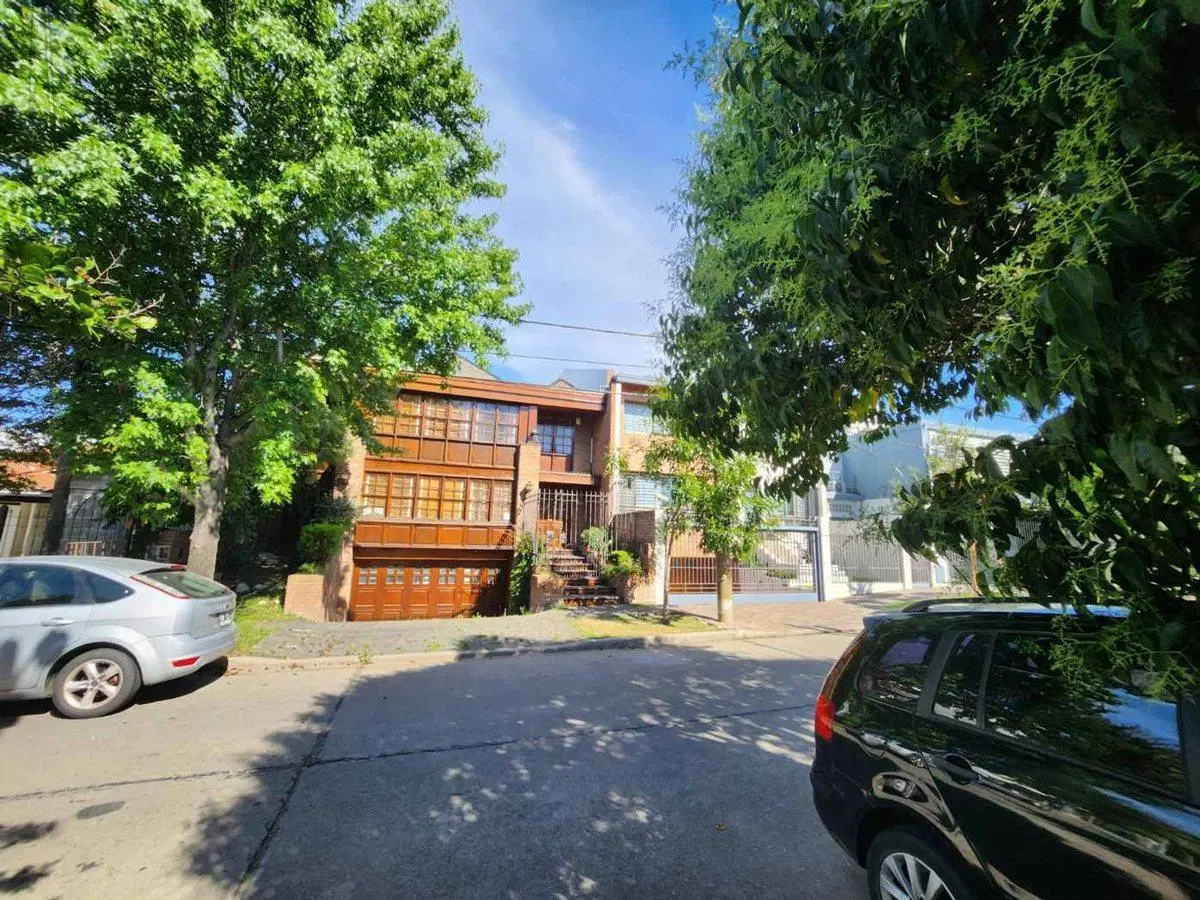 VENTA CASA 5AMB BARRIO PARQUE BERNAL PATIO COCHERA 5