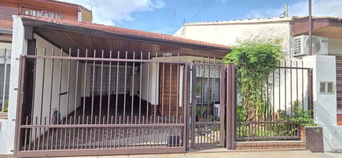 Venta casa 3 ambientes con cochera  en Bernal 5