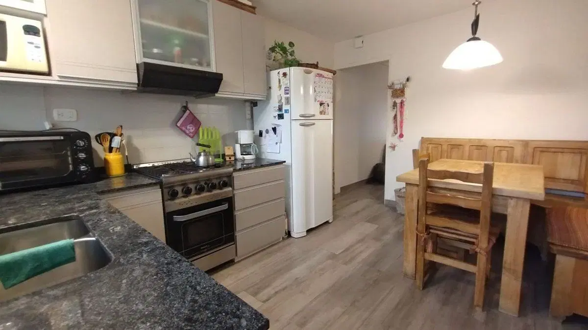 Venta casa 3 ambientes con cochera  en Bernal 3