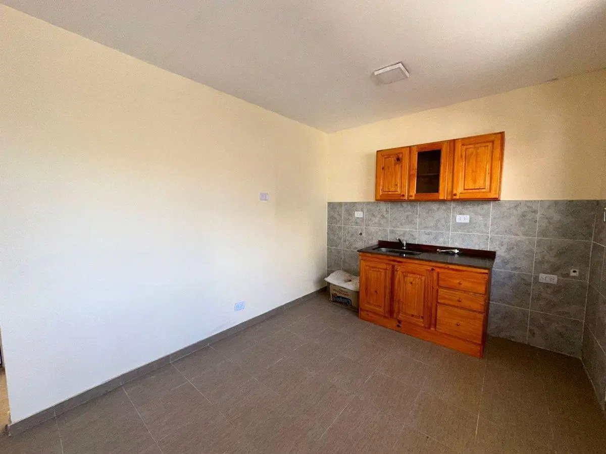 VENTA CASA 3 AMB. y 2 DEPTOS.  2 AMB. EN EZPELETA 8