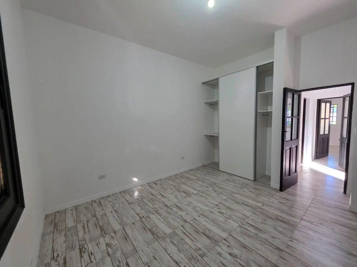 Venta casa 3 ambientes en Don Bosco Este. 2