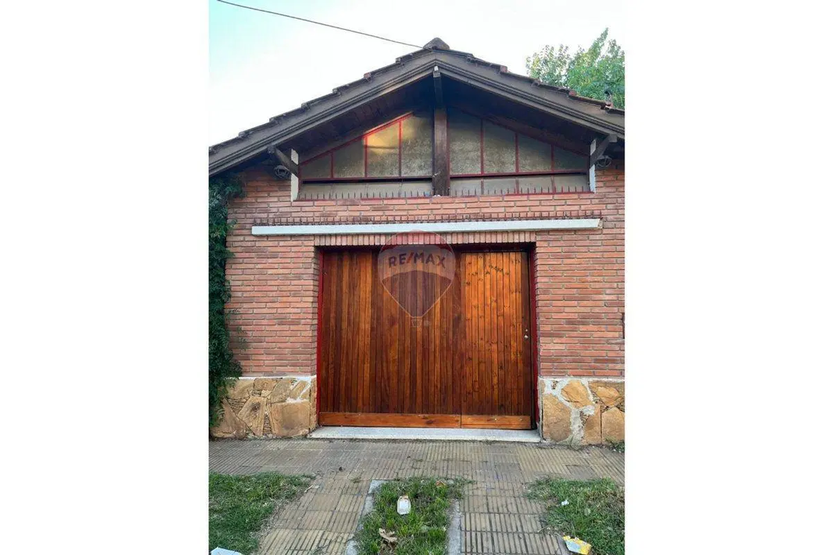 CASA EN VENTA 4 AMB CON COCHERA Y QUINCHO 2