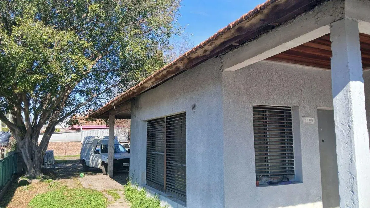 Venta casa  4 ambientes con lote en Bernal Oeste 5