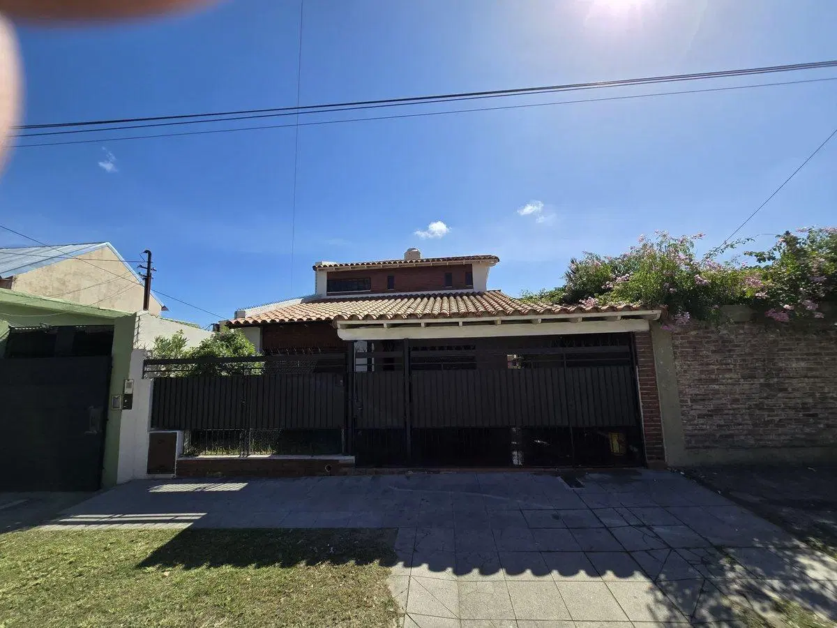 VENTA CASA 4 AMBIENTES C/PATIO, BERNAL. 2