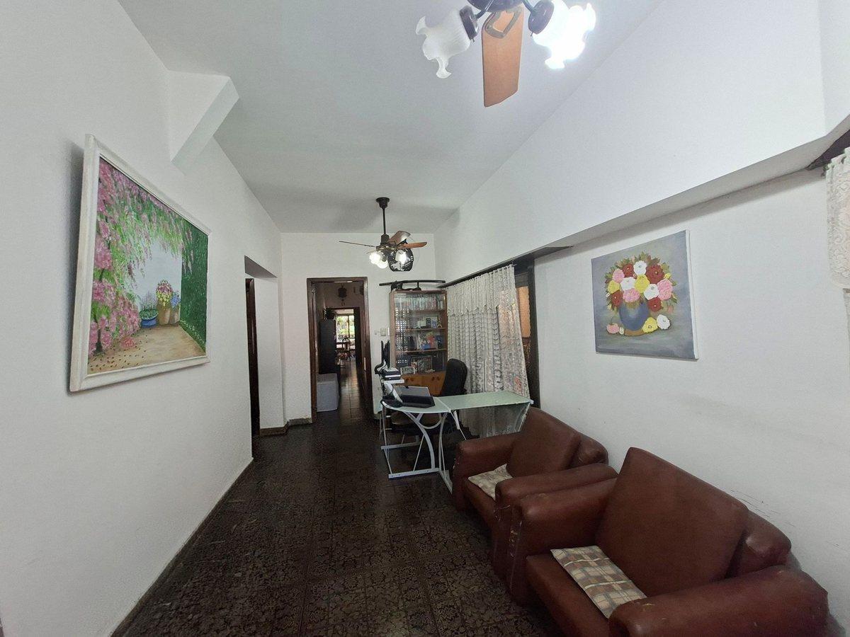 Foto de VENTA CASA 5 AMB CON PATIO Y COCHERA, QUILMES, imagen 2