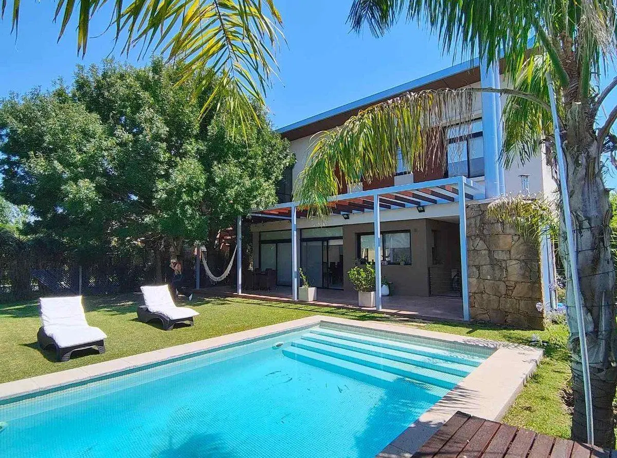 Venta Casa 4 Ambientes con piscina Nuevo Quilmes 2