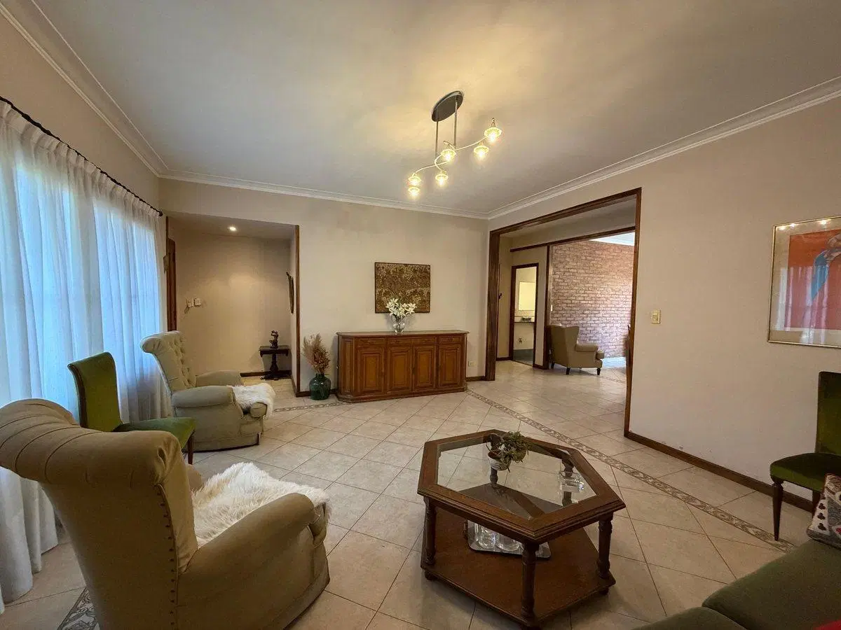 VENTA CASA 4 AMBIENTES CON COCHERA EN DON BOSCO 3