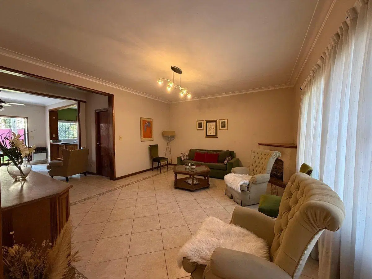 VENTA CASA 4 AMBIENTES CON COCHERA EN DON BOSCO 2