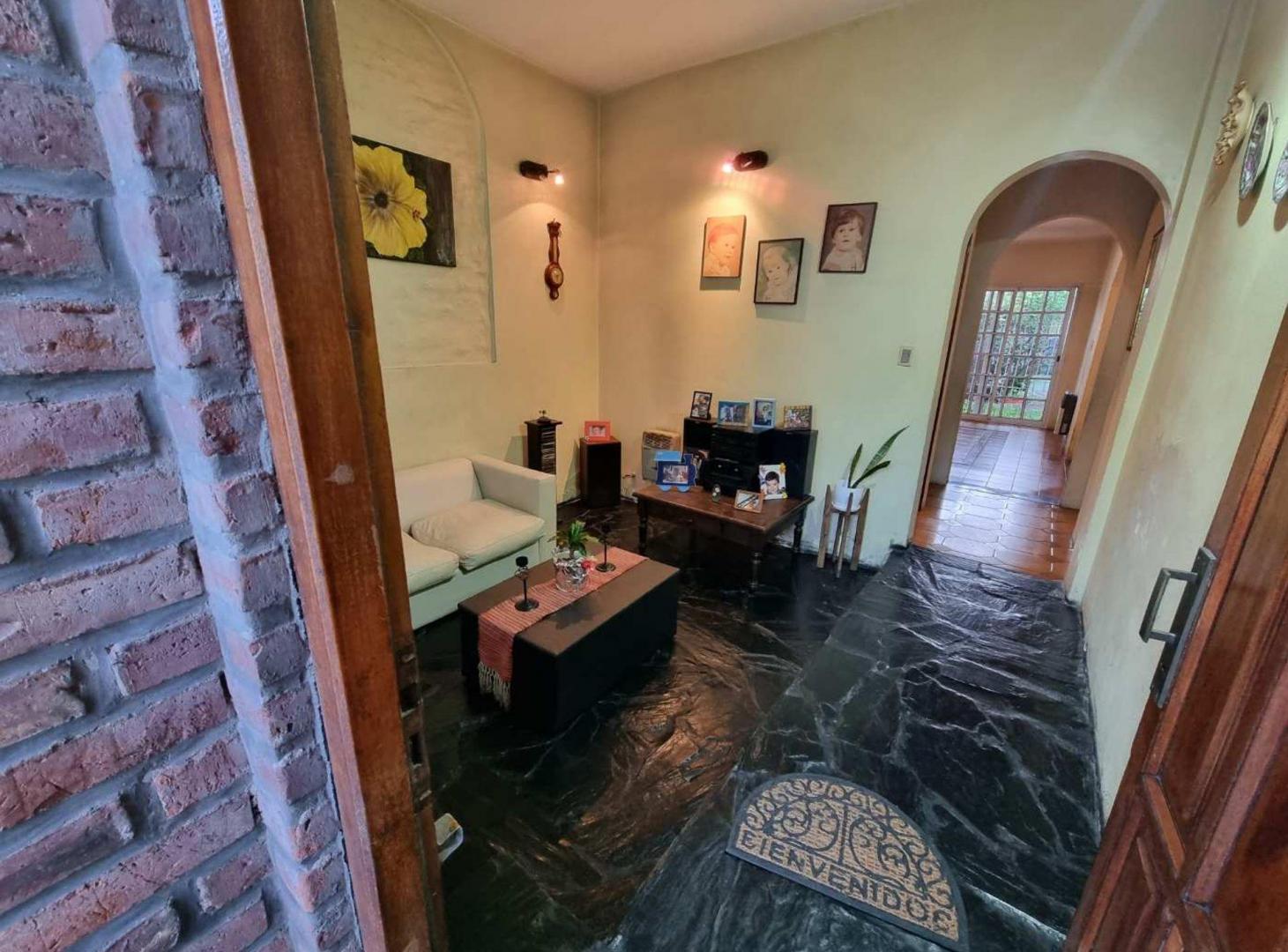 VENTA CASA 6 AMBIENTES BERNAL CENTRO