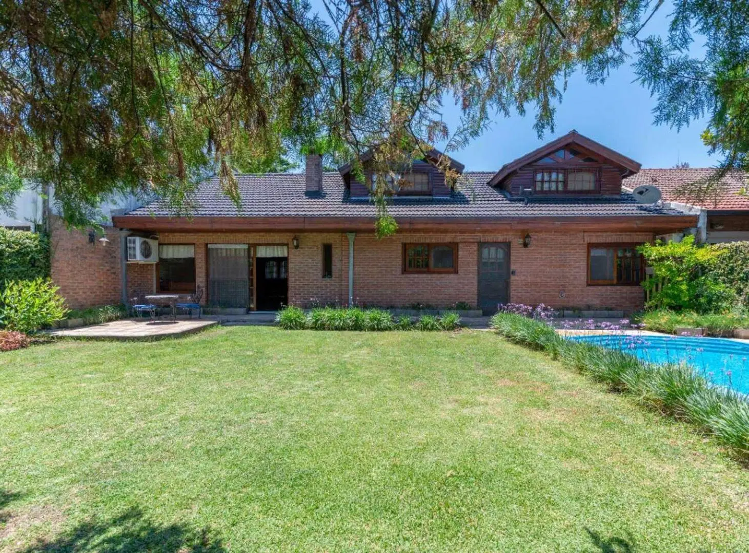 CASA EN VENTA 4 AMB COCHERA,JARDIN,PILETA QUILMES 2