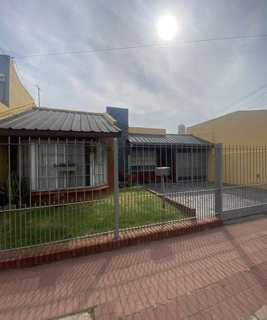 VENTA CASA 4 AMB. BERAZATEGUI C/PARQUE Y PILETA. 3