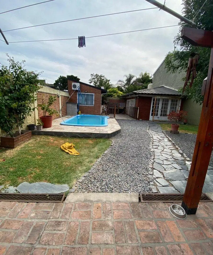 VENTA CASA 4 AMB. BERAZATEGUI C/PARQUE Y PILETA. 4