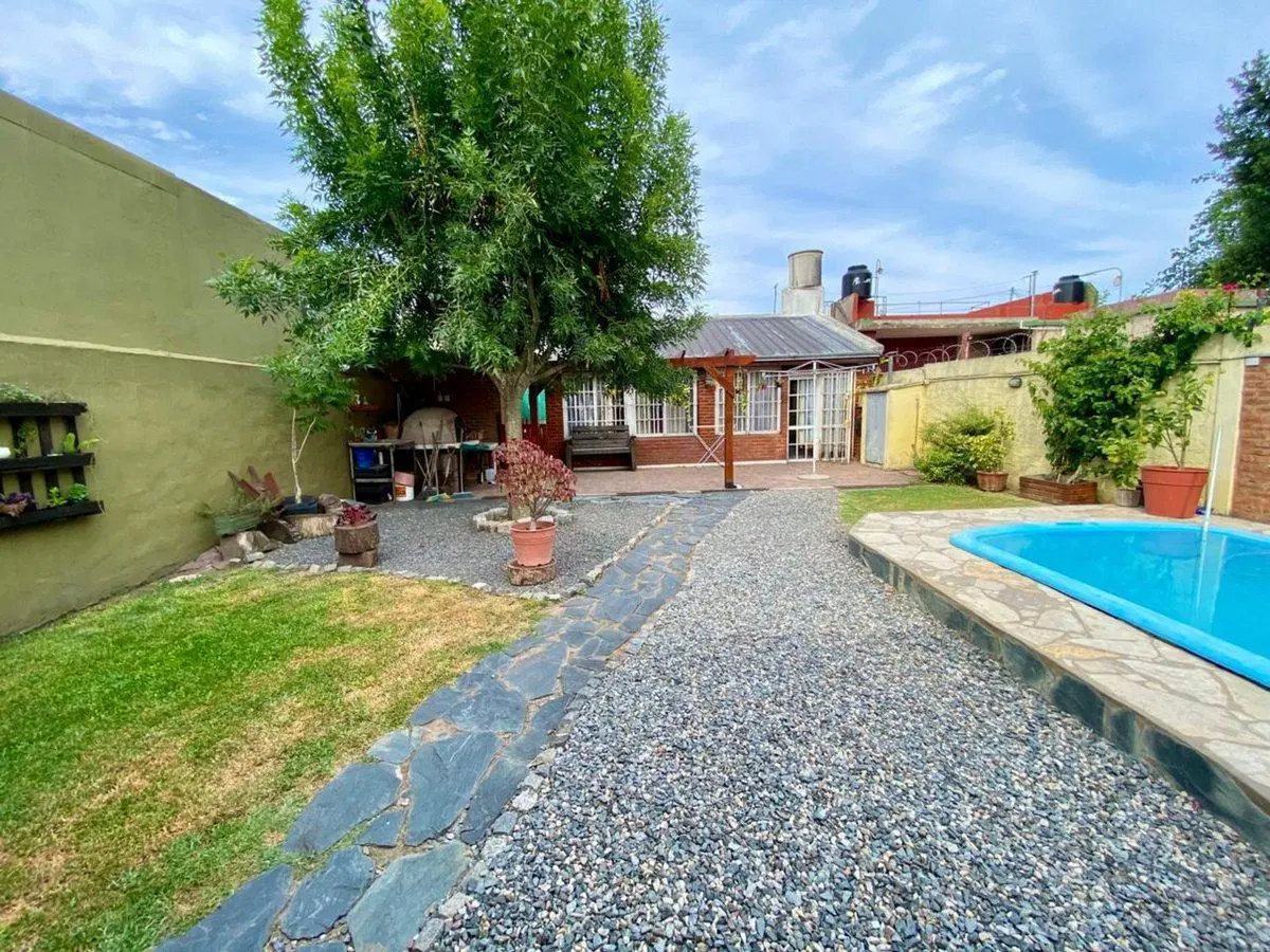 VENTA CASA 4 AMB. BERAZATEGUI C/PARQUE Y PILETA. 5