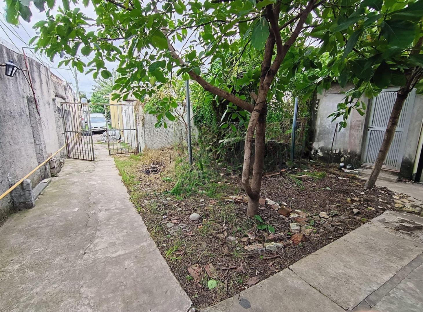 LOTE EN VENTA CON 2 PROPIEDADES A RECICLAR QUILMES